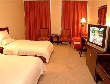 Grand Hotel Lakeside Huizhou  Room photo